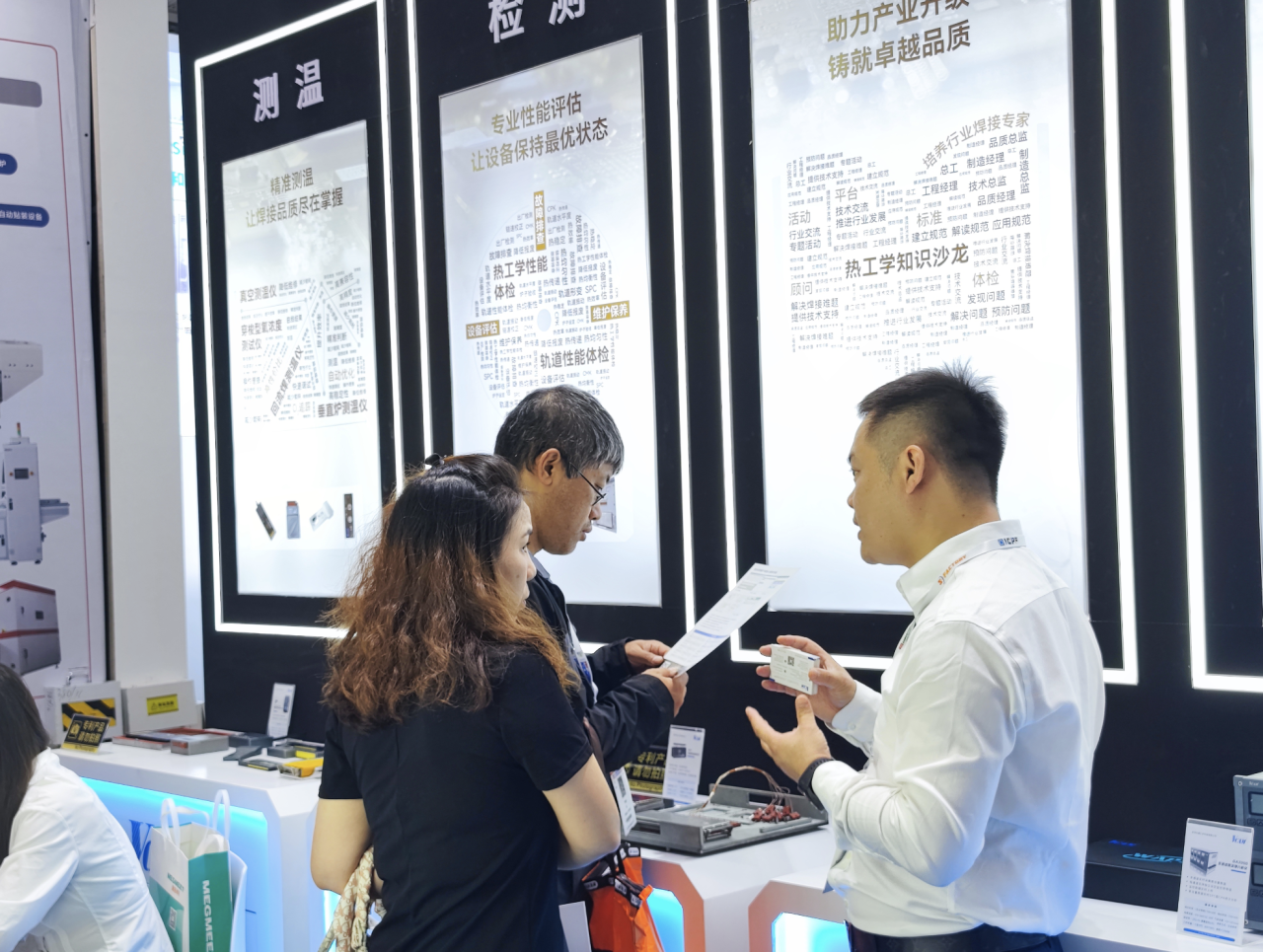 工作人員正在講解檢測設(shè)備技術(shù)