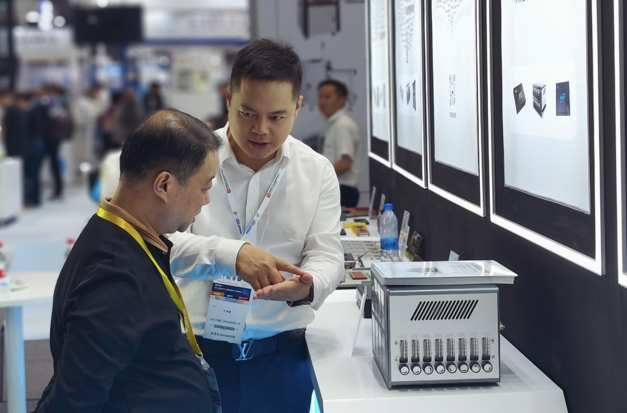 工作人員正在講解爐溫實時監(jiān)控系統(tǒng)